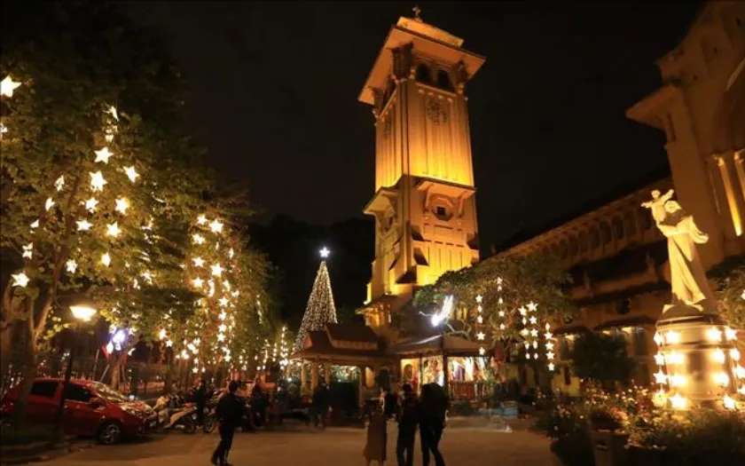 Nhà thờ Cửa Bắc lung linh trong ánh đèn Noel