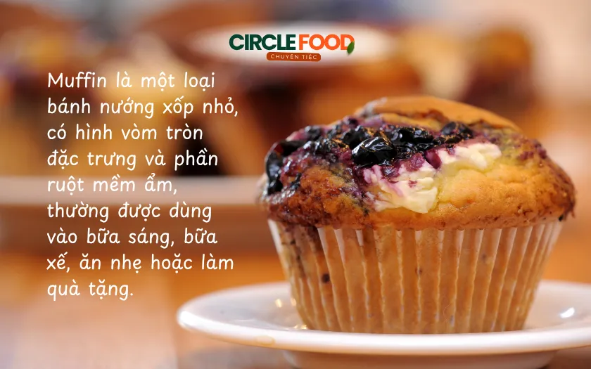 Muffin là một loại bánh nướng xốp nhỏ, có hình vòm tròn đặc trưng và phần ruột mềm ẩm, thường được dùng vào bữa sáng, bữa xế, ăn nhẹ hoặc làm quà tặng.