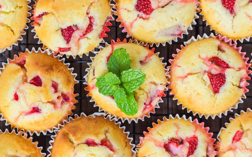 Bánh muffin dâu tây nhỏ xinh, chua ngọt vừa phải