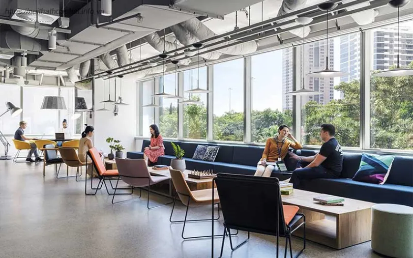 Không gian tiện nghi với bàn ghế, sofa và cây xanh mang đến sự thoải mái cho nhân viên.