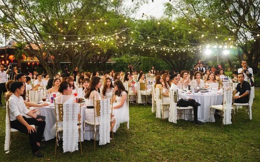 Tiệc tất niên ngoài trời mang lại không khí thoải mái, gần gũi thiên nhiên