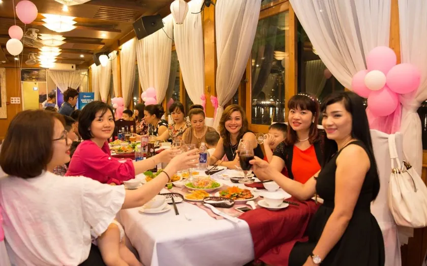 Tiệc tất niên là một sự kiện nội bộ quan trọng tạo bầu không khí gắn kết cho nhân viên