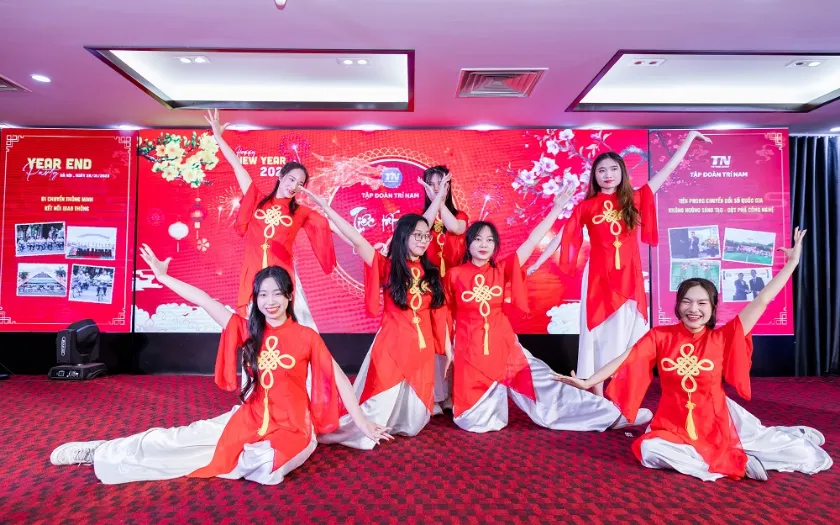 Chương trình văn nghệ giúp không khí buổi tiệc thêm sôi động và hào hứng