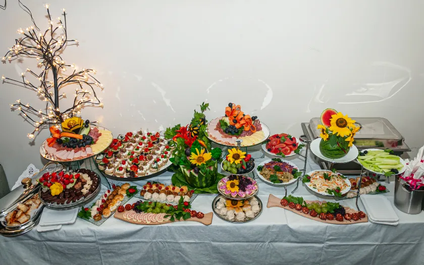 Tiệc buffet giúp mọi người cùng nhau trò chuyện, chia sẻ trong không khí thân mật