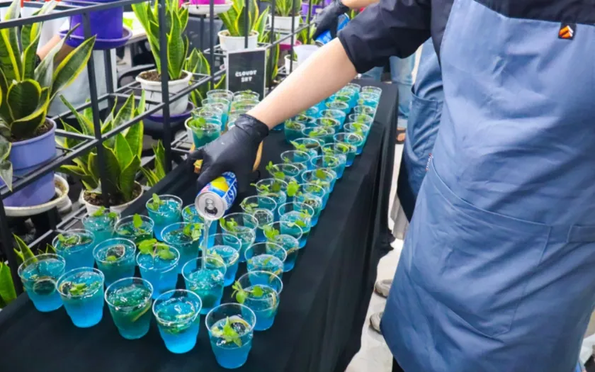 Thưởng thức cocktail và giao lưu thân mật tại quầy bar văn phòng