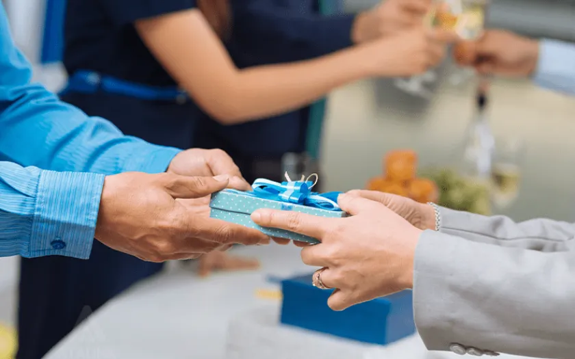 Một món quà bất ngờ sẽ tăng giá trị tinh thần cho nhân viên nam