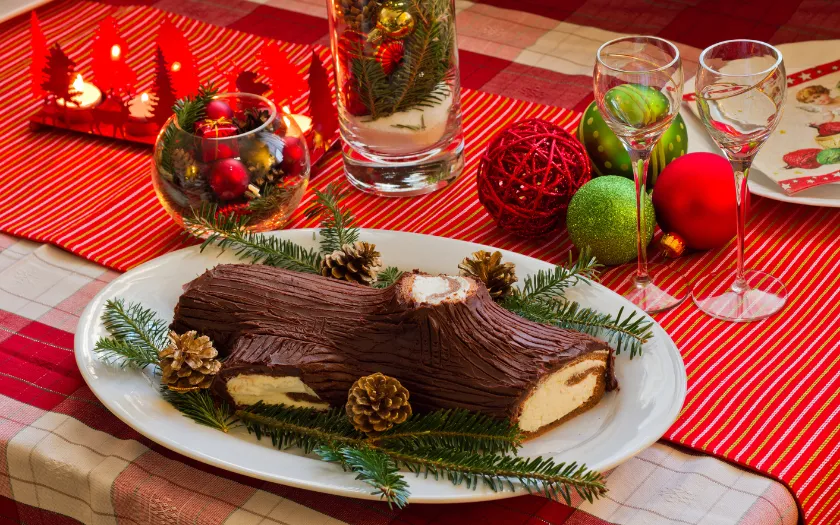 Bánh khúc cây với lớp kem mịn màng và vỏ socola tạo hình vỏ cây là món tráng miệng không thể thiếu