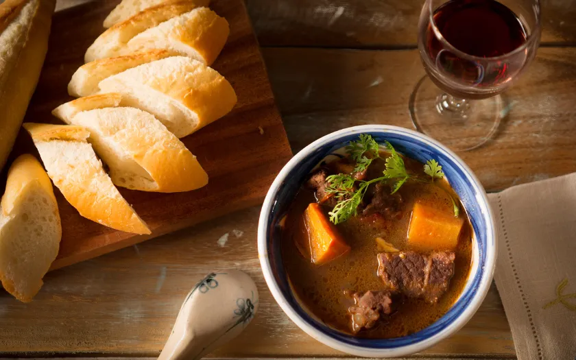 Bò sốt vang với hương vị đậm đà, thịt bò hầm mềm mọng ăn kèm bánh mì 
