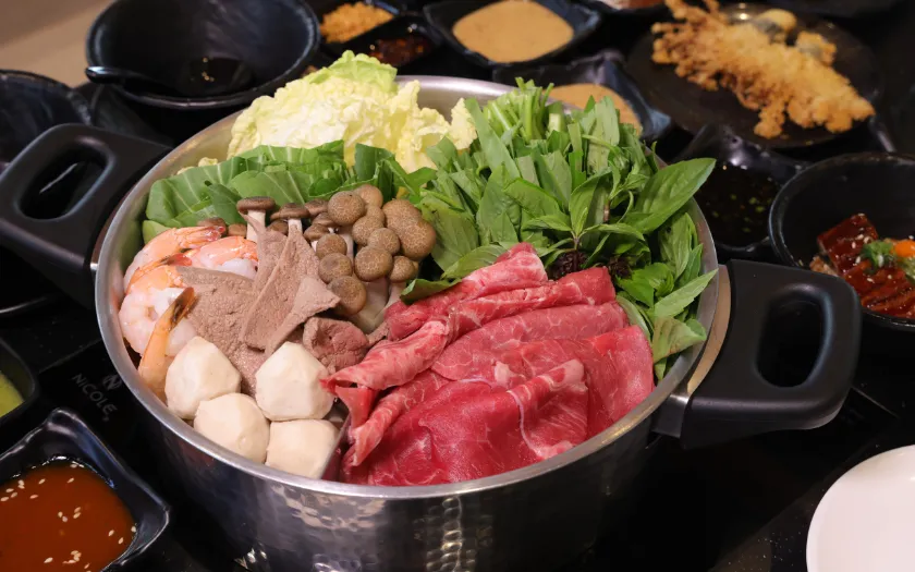  Một nồi lẩu thập cẩm nghi ngút khói với đủ loại nguyên liệu tươi ngon 