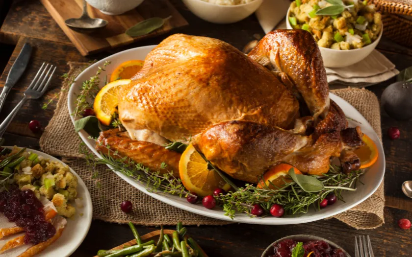 Gà tây nướng với lớp da vàng óng, thơm lừng hương thảo mộc là 'linh hồn' của mọi bàn tiệc Giáng sinh
