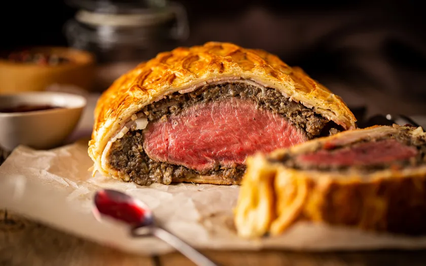 Lớp vỏ pastry giòn rụm và phần thịt bò mềm mọng bên trong chính là điểm nhấn sang trọng cho thực đơn Giáng sinh
