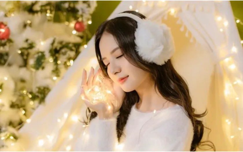 Ánh đèn Led lấp lánh mang đến khung hình Noel đầy ấm áp và huyền ảo, khiến từng khoảnh khắc đều trở nên thật đặc biệt