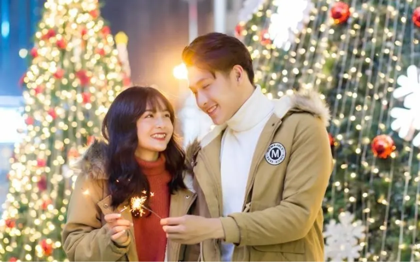 Câu chuyện tình yêu ngọt ngào được ghi lại trọn vẹn trong không khí ấm áp và rực rỡ của mùa Giáng Sinh