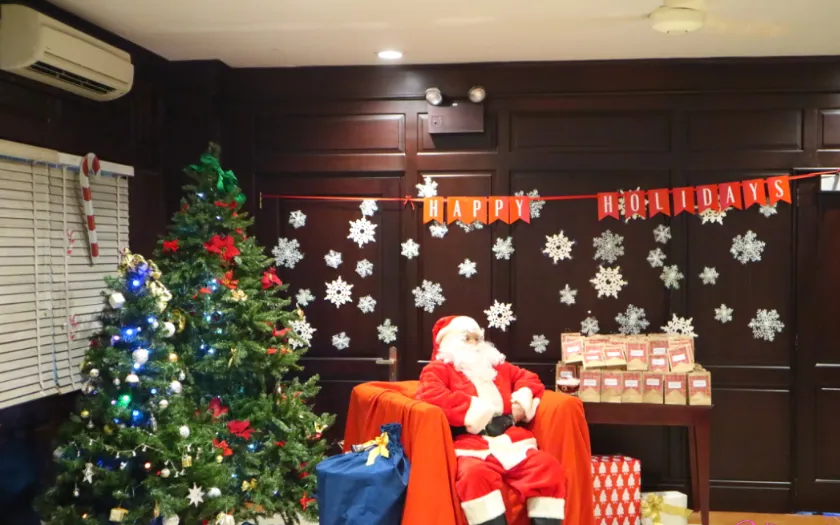 Chọn một góc để tạo nên bối cảnh hoàn hảo cho nhưng bức ảnh giáng sinh tập thể