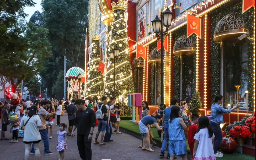 Không khí Giáng Sinh rộn ràng trên phố đi bộ