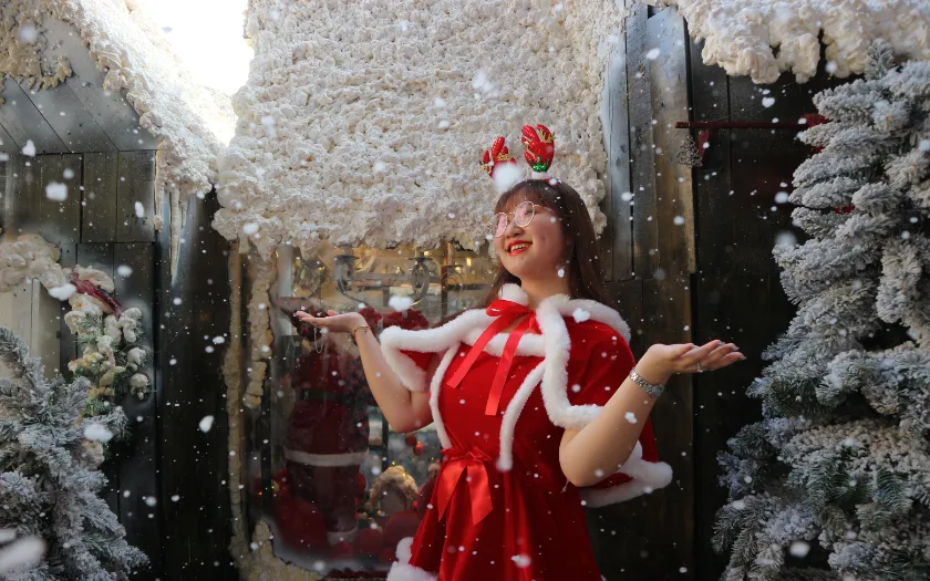 Không khí Noel thêm phần thú vị với khung cảnh tuyết giả trắng xóa, mang lại cảm giác mùa đông ở châu Âu