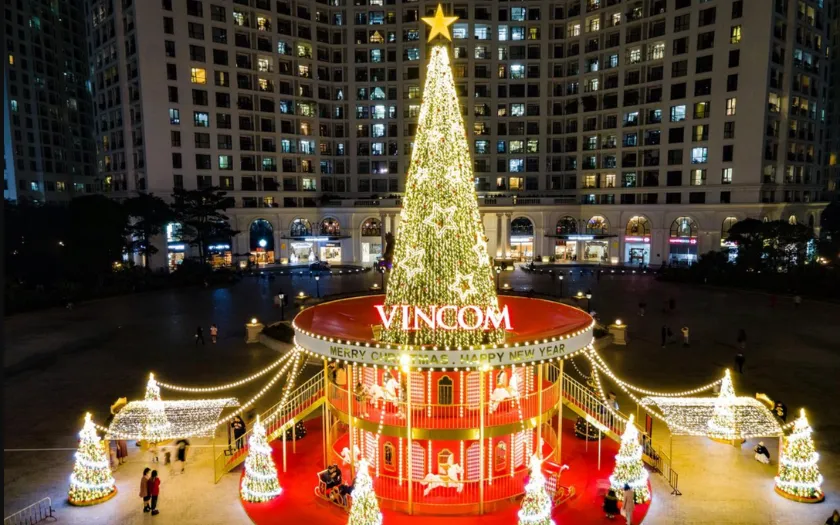 Khu vực bên ngoài Vincom vô cùng lộng lẫy với nhiều tiểu cảnh, đèn trang trí