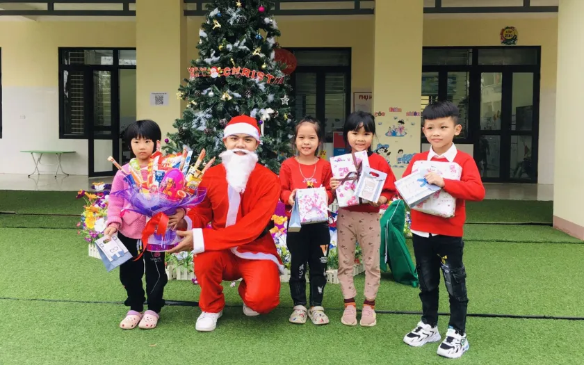 Các em học sinh nhận quà khi thắng workshop làm thiệp và đồ trang trí Noel