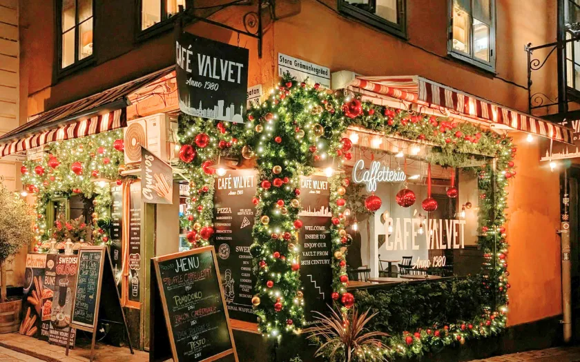 Một diện mạo rực rỡ và lộng lẫy ngay từ cửa vào tạo ấn tượng thị giác mạnh mẽ