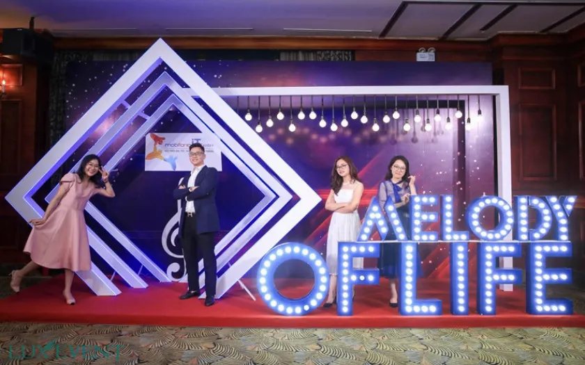 Phong cách tối giản với điểm nhấn là ánh sáng từ đèn marquee và các đường nét hình học hiện đại