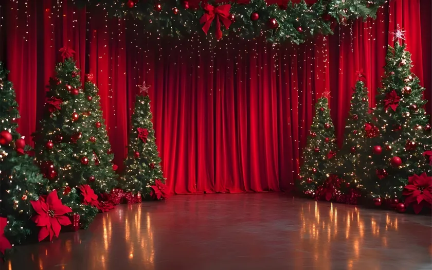 Trang trí Giáng sinh cổ điển với tông đỏ chủ đạo và ánh đèn lung linh mang lại không khí ấm áp