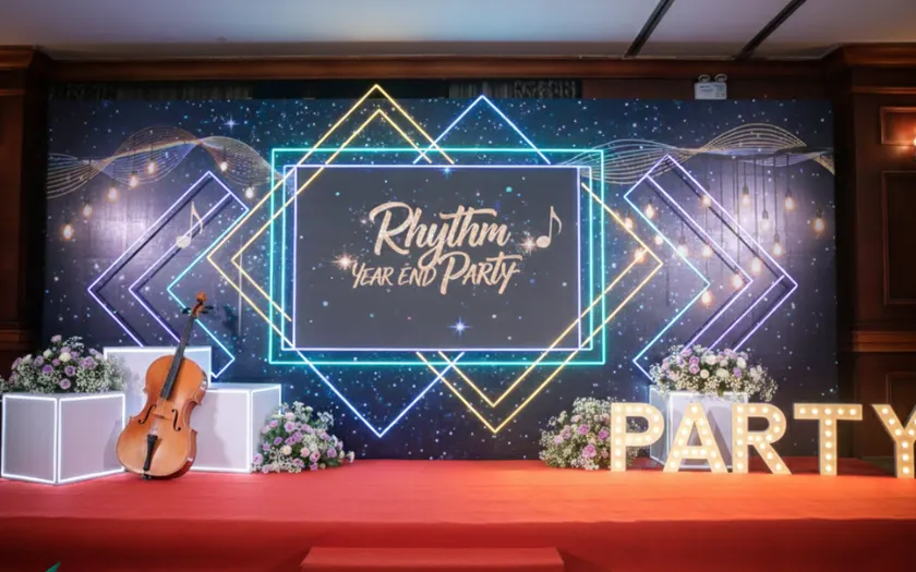 Phong cách công nghệ lấy hệ thống đèn LED neon hình khối và tông màu xanh navy làm chủ đạo