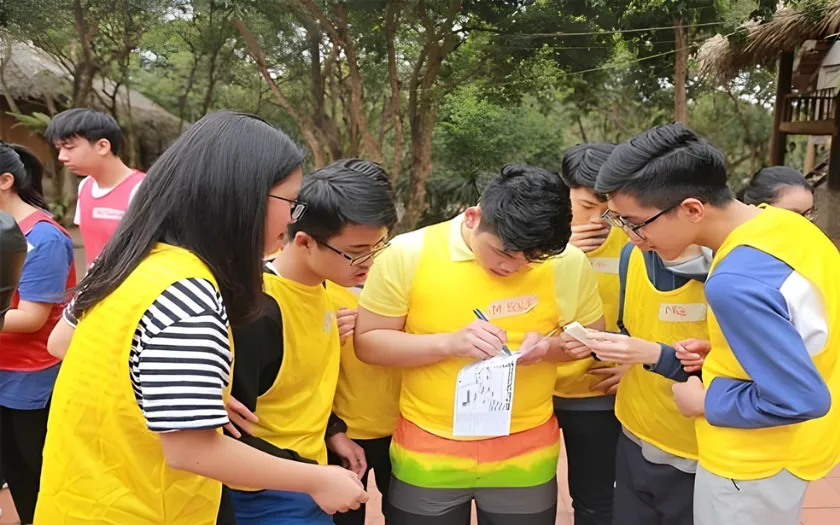 Nhóm nhân viên hào hứng kiểm tra kết quả thẻ cào trúng thưởng trong hoạt động tất niên