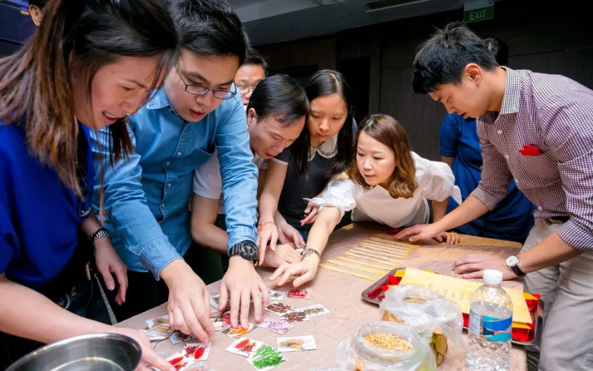 Nhóm nhân viên cùng nhau thảo luận giải câu đố logic trong hoạt động Giải mã bí ẩn 