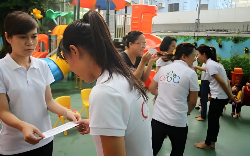 Các đội chơi nỗ lực phối hợp ăn ý trong trò chơi Vẽ truyền tin tại sự kiện tất niên công ty 2025