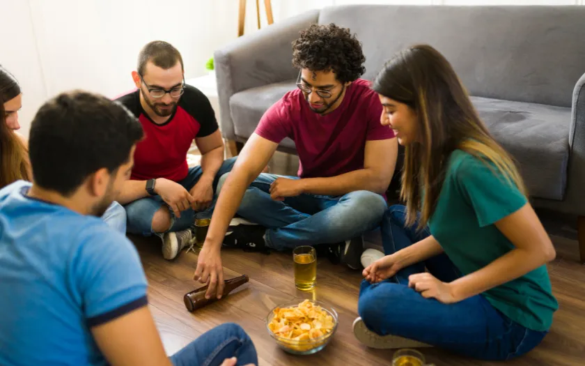 Trò chơi Xoay chai mang đến những câu chuyện thú vị và những thử thách 'khó đỡ”