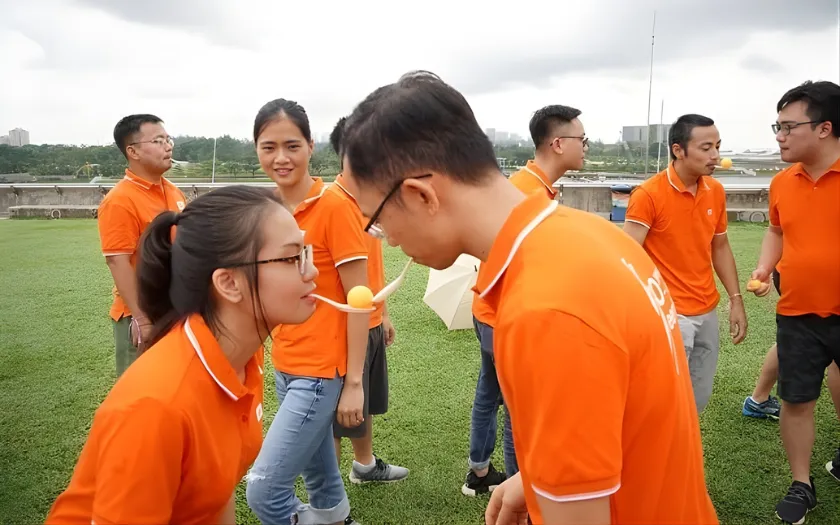 Trò tiếp sức bằng thìa ngoài trời, dùng miệng giữ thìa chuyển bóng cho đồng đội 