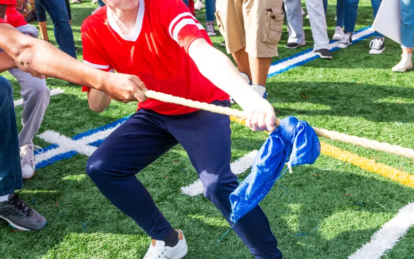 Nhân viên tham gia trò kéo co tập thể ngoài trời, dùng sức kéo dây thừng trong không khí sôi động