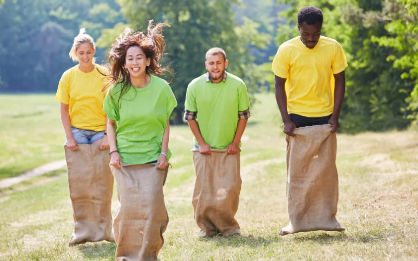 Trò chơi đua bao bố trong tiệc tất niên công ty giúp khuấy động không khí và tăng tinh thần đồng đội