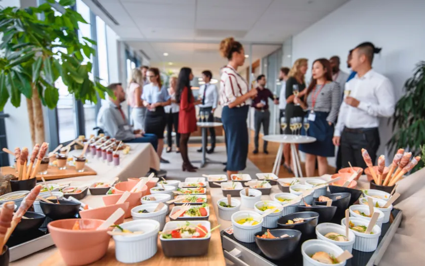 Tiệc tại văn phòng thuận tiện, gắn kết