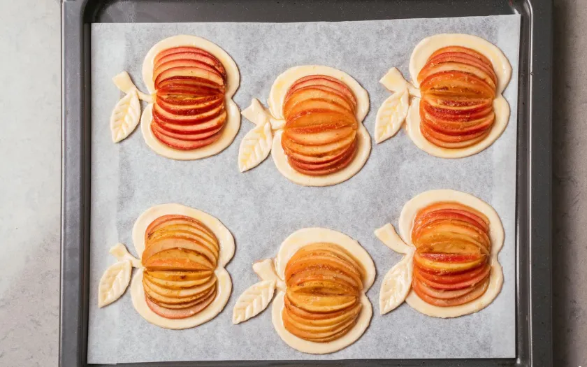 Xếp táo để chuẩn bị nướng 