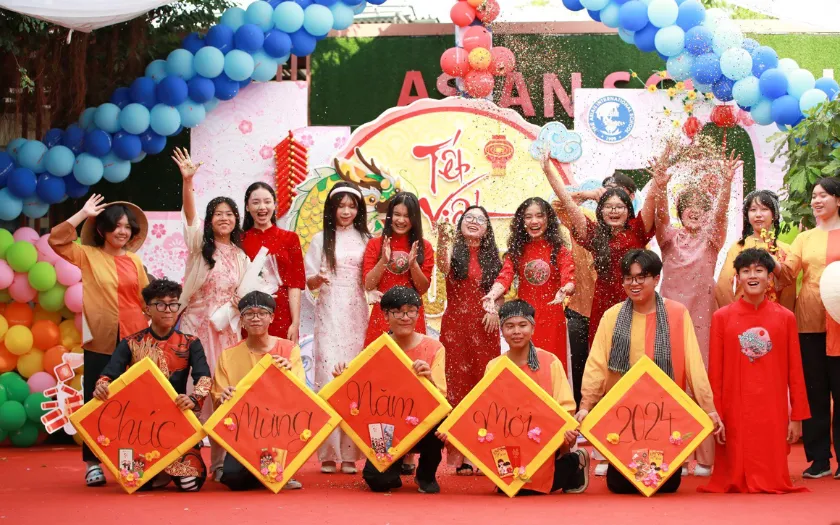 Không gian tiệc tất niên truyền thống Việt Nam ấm cúng, tái hiện không khí Tết xưa đầy gần gũi