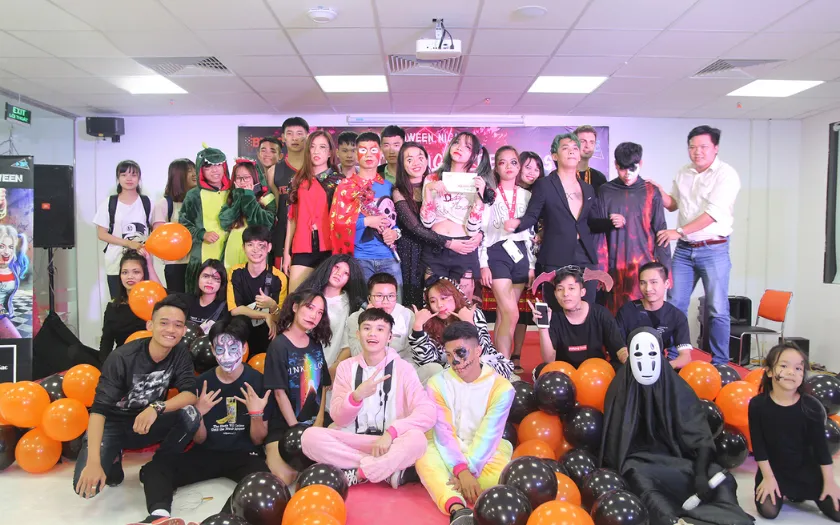 Không khí sôi động với những bộ trang phục hóa trang độc đáo và tiết mục giải trí ấn tượng