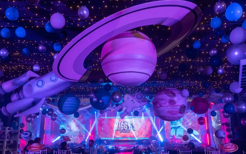 Không gian Galaxy Party huyền ảo với sắc xanh tím mô phỏng vũ trụ, tạo cảm giác bước vào một hành tinh mới