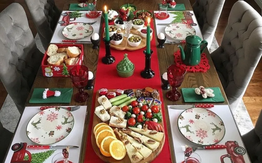 Bàn tiệc là trung tâm của không gian lễ hội