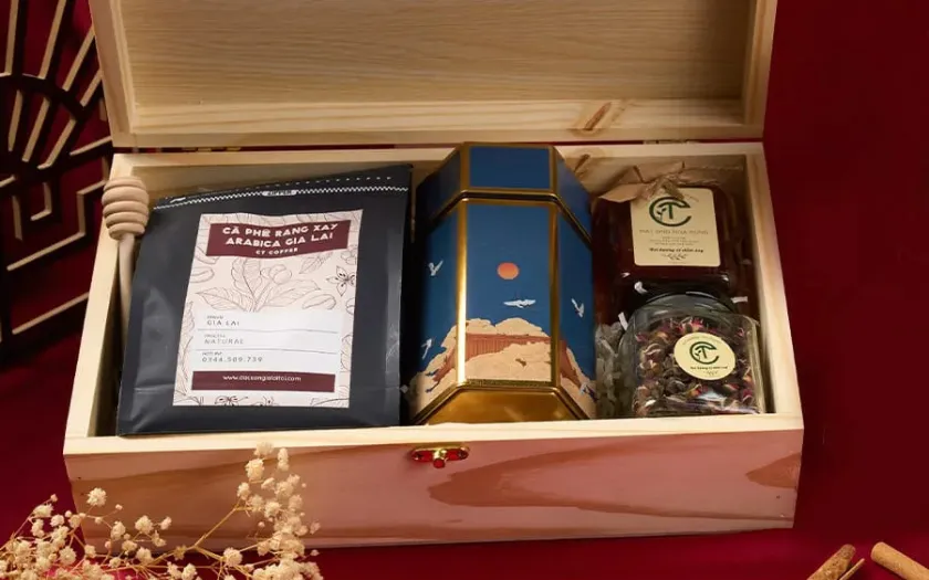 Set quà Tân Niên trà và cà phê được đóng gói chỉn chu, khéo léo, mang đậm không khí lễ hội