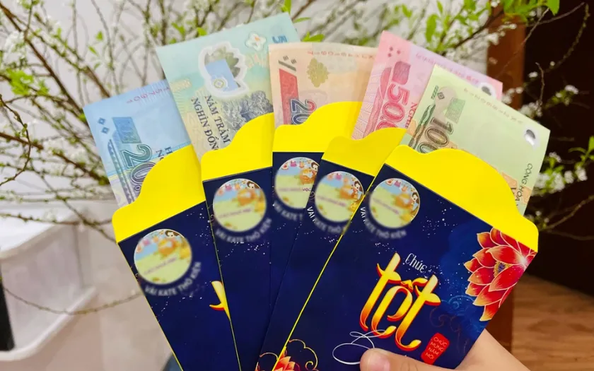 Lì xì đầu xuân là món quà Tết tượng trưng cho bình an và khởi đầu thuận lợi