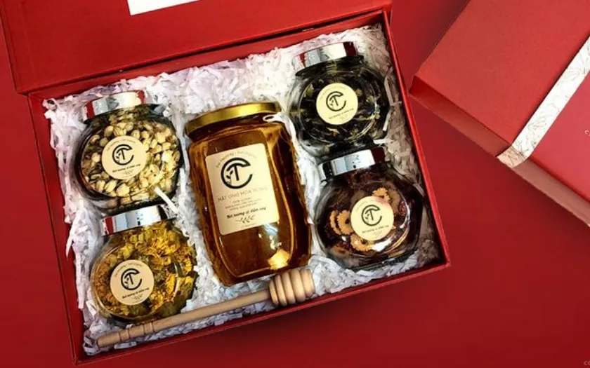 Hộp trà thảo mộc cao cấp là gợi ý quà Tết cho ông bà giúp ngủ ngon và tăng đề kháng