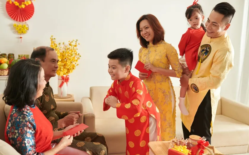 Bao lì xì đỏ rực rỡ kèm tiền may mắn gửi lời chúc bình an và tài lộc đến ông bà dịp Tết