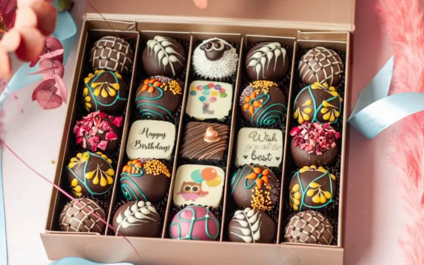 Chocolate và bánh kẹo nhỏ xinh thích hợp chia sẻ với bạn bè dịp Tết