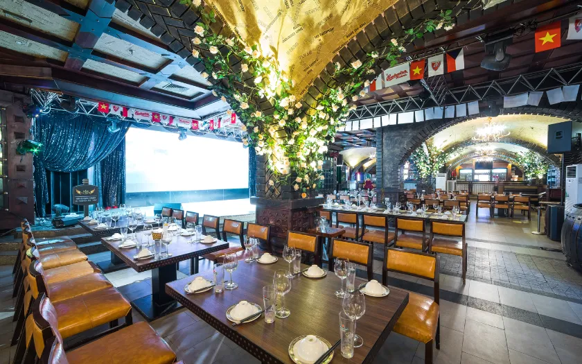 Không gian tổ chức tiệc tất niên rộng rãi, thoáng mát tại nhà hàng Hầm Lã Vọng