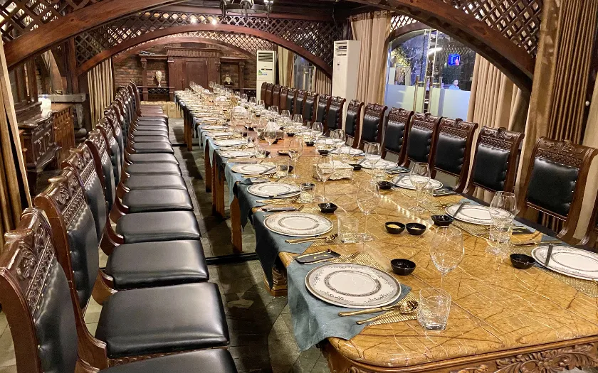 Bàn tiệc lớn phù hợp tổ chức sự kiện cuối năm