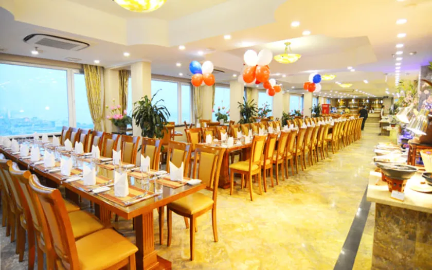 Ánh đèn vàng ấm áp bao phủ phòng tiệc YEP riêng tư tại Sen Việt