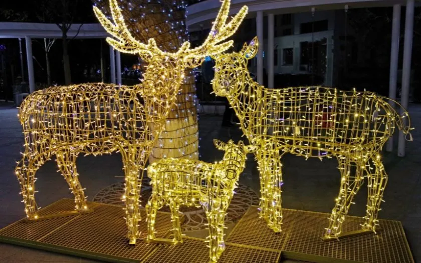 Mô hình tuần lộc bằng đèn LED làm sáng bừng không gian