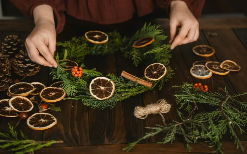 Vòng hoa Giáng Sinh handmade từ lá thông và phụ kiện nhỏ