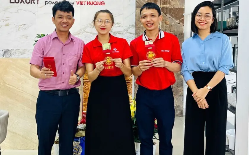 Hoạt động lì xì và chúc Tết đầu năm sau lễ cúng Tân Niên doanh nghiệp (Nguồn: Internet)